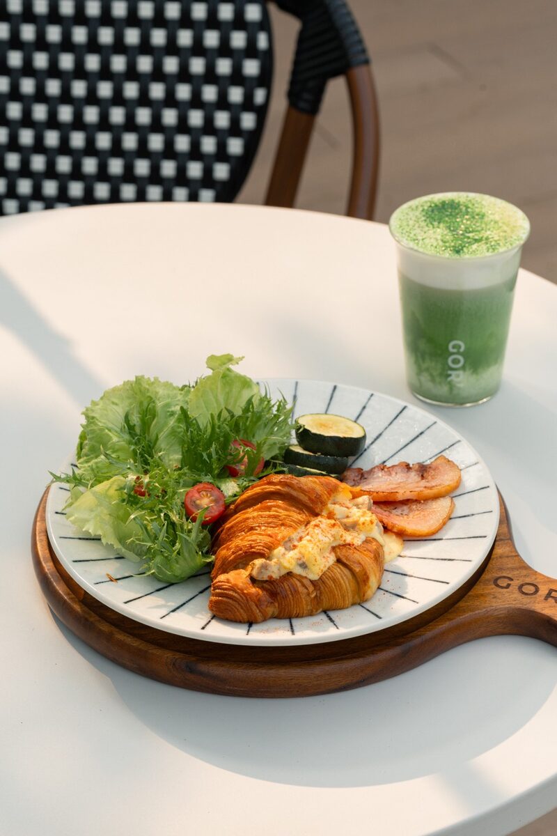 GOR' 可頌鹹食拼盤與抹茶歐蕾組合